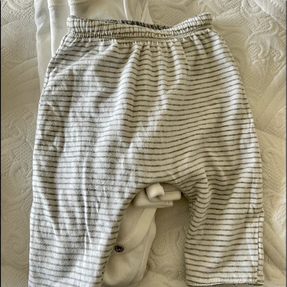 Baby Gap 0-3m lot - Picture 3 of 4